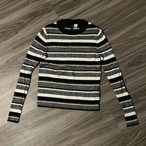 Divided long sleeve skirt